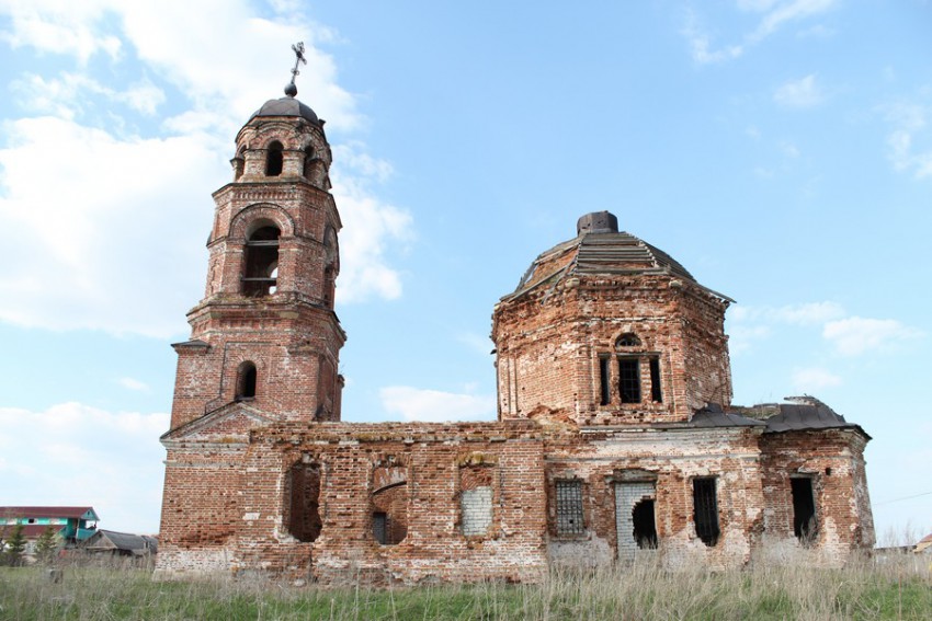 Церковь Казанской Божьей Матери с колокольней и трапезной.