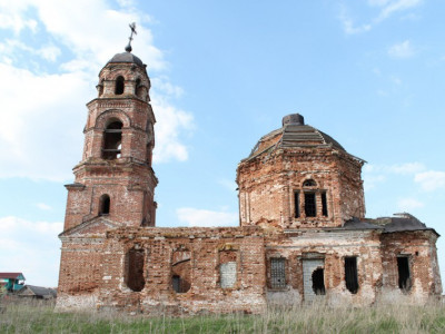 Церковь Казанской Божьей Матери с колокольней и трапезной.